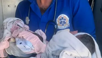 ولادة توأم داخل سيارة إسعاف 