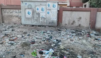 جانب من القمامة أمام باب المدرسة 