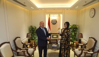 وزير النقل يكرم السيدة 