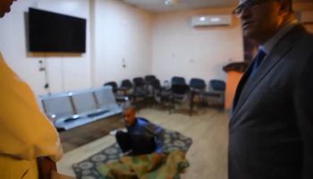 عامل نائم خلال جولة المحافظ