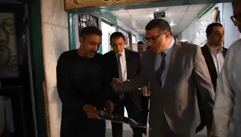 محافظ قنا  مع المواطن