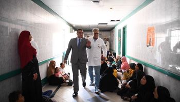 محافظ قنا خلال جولته داخل المستشفى 