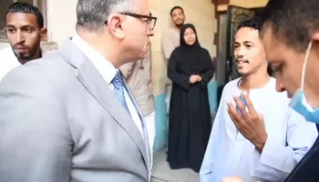 محافظ قنا يستمع إلى شكوي المواطنين 
