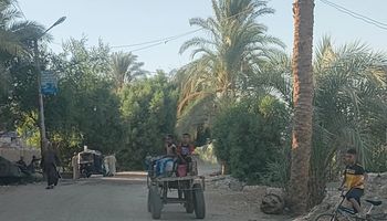 جانب من الاطفال اثناء ذهابهم لملئ المياه 