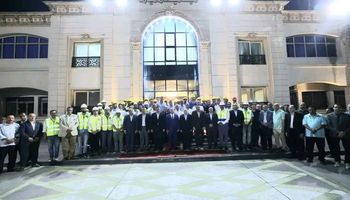 الوزير مع الأطقم 