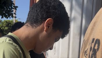  القرآن طمأنينة قلبي".. طالب  أمام لجان الثانوية العامة ببورسعيد مش عاوز يسيب المصحف 