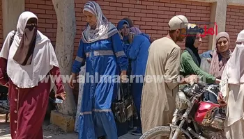 انهيار طالبة ثانوية عامة في أحضان والدتها عقب خروجها من امتحان الكيمياء 