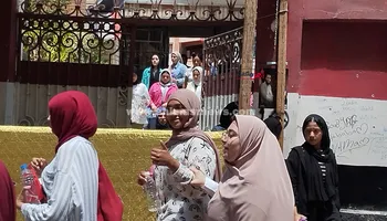 بعض الطالبات أثناء خروجهن من الامتحانات