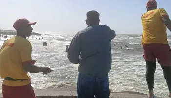 بيحذرهم بنفسه  &hellip; رئيس حى غرب  ببورسعيد يحذر  المواطنين من نزول مياه البحر 