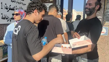 بيوزعوا عليهم "بنبوني" ومياه معدنية.. لحظة دخول طلاب الثانوية العامة ببورسعيد اللجان لأداء امتحان الإنجليزي