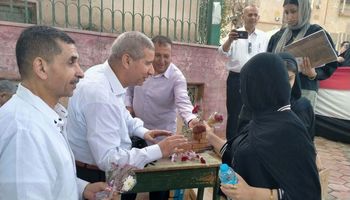 توزيع الورود والمياه