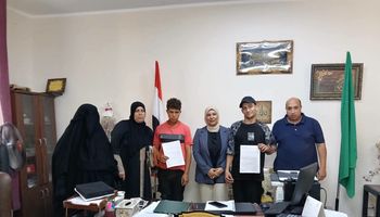جانب من تسليم العقود للشباب بمديرية عمل الإسماعيلية 