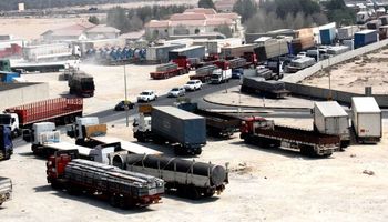 جهاز تنظيم النقل البري يتدخل لحل أزمة تكدس الشاحنات المصرية بميناء نيوم السعودي