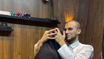 حازم مصطفى ووالدته 
