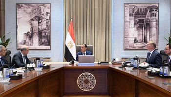 رئيس الوزراء ووزيرا الطيران المدني والبترول