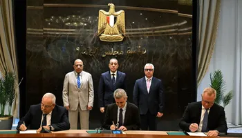 رئيس الوزراء يشهد توقيع عقد بين "الطاقة المتجددة" وقناة السويس
