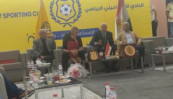 سعفان الصغير مدرب حراس المنتخب المصري أثناء التكريم 