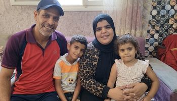 "شغال نجار والدنيا قفلت في وشه".. زوجة جامع الخردة المحتجز بعد تصويره: "طلع يلم خردة يصرف منها على عياله