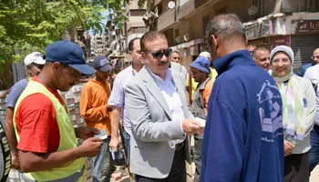 محافظ بورسعيد يلتقي عمال النظافة خلال جولته الميدانية