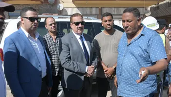 محافظ بورسعيد يتابع أعمال رفع مخلفات الهدم والرتش بمنطقة القابوطي 