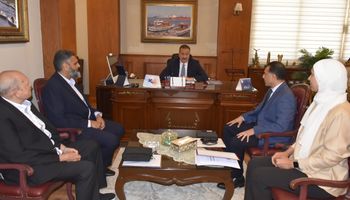  محافظ بورسعيد يعقد اجتماعًا مع مسئولي شركة "المركز الأهلي للتسويق" بالمنطقة الحرة للاستثمار 