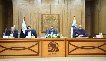 محافظ قنا