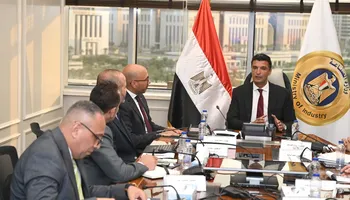 وزير الصناعه اثناء اللقاء