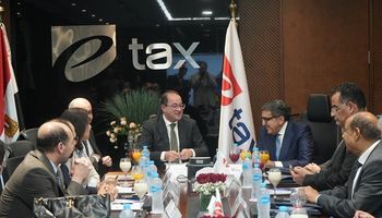 وزير المالية مع اي تاكس