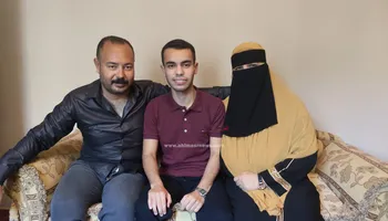 يوسف يتوسط والديه