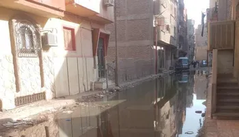 جانب من غرق الشوارع بالصرف 