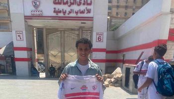 صوره اللاعب امام القلعة البيضاء 