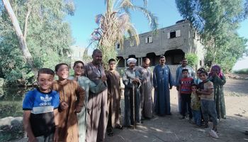 بعض سكان المنطقة 