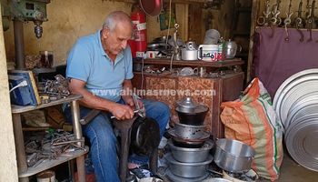 عم محمد طنش، صاحب محل تصليح أواني ألومنيوم بفوه
