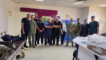 الفريق الطبي المجري العملية 