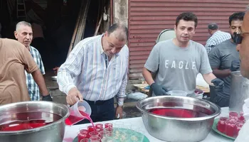 توزيع الشربات على الأهالي