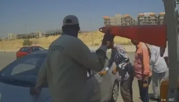 الأمن يفحص فيديو تعدي سائق على فرد أمن داخل كومبوند بالتجمع الخامس