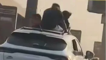 أشخاص تقف فوق سيارة