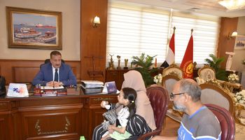 استجابة لما نشرته أهل مصر .. محافظ بورسعيد يصرف مساعدة مالية عاجلة لأسرة فريدة  مع التحرك العاجل لاستكمال علاجها وتأهيلها