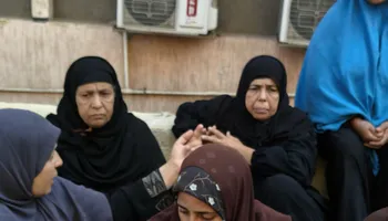 الأهالي ينتظرون علي الأرض
