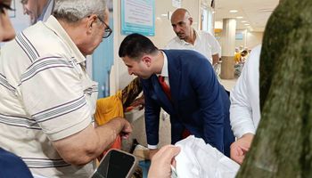 الدكتور محمد جبريل يستمع لشكاوي المنتفعين بالمجمع الطبي 