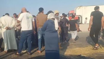 بينهم طفل.. إصابة 16 عاملا في انقلاب سيارة ربع نقل على محور 30 يونيو