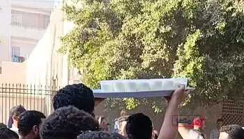 توزيع العصائر على الأهالي 