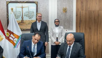 جانب من التوقيع