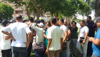 جانب من حضور موظفين شركة مياة القناة 