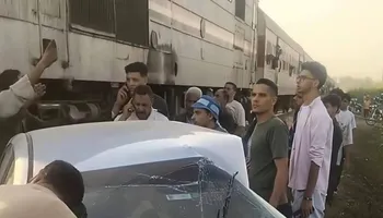 حادث اصطدام قطار بسيارة زفاف 