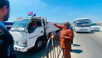 ضبط سيارة  تفرغ مخلفاتها بالطريق العام بورسعيد.. ورئيس حي غرب تحرزها وتحرر محضر بيئة