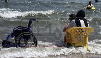 كرسي متحرك مهجور وقلبان ينبضان.. قصة "الجنة" على شاطئ بورسعيد