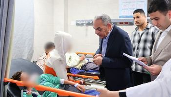 محافظ الإسماعيلية يطمئن علي مصابي حادث الدواويس 