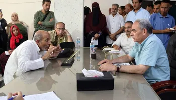 محافظ الإسماعيلية يعقد اجتماعاً بأهالي ابو صوير لمناقشة مشاكلهم علي أرض الواقع 