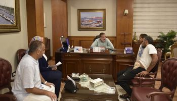  محافظ بورسعيد يستقبل مواطن  ويوجه بصرف دعم مالي عاجل.. والتنسيق مع هيئة الرعاية الصحية لإجراء العملية الجراحية اللازمة